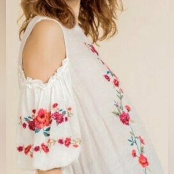 Umgee cold shoulder Embroidered top. - Picture 4 of 13